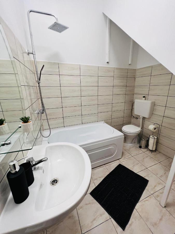 Apartament In Regim Hotelier King Mediaş Esterno foto