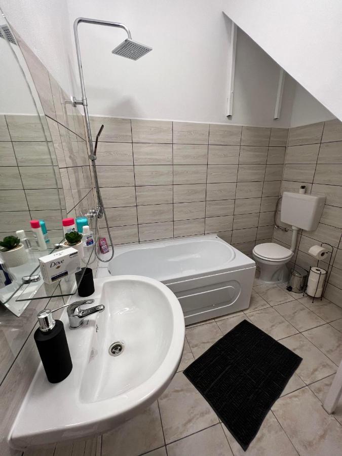 Apartament In Regim Hotelier King Mediaş Esterno foto